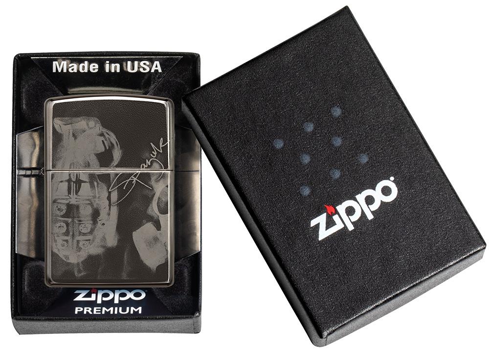 Frontansicht Zippo Feuerzeug High Polish Schwarz mit Design des Künstlers Spazuk in geöffneter Geschenkverpackung