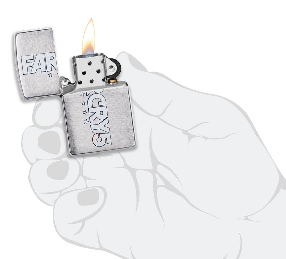 Zippo Feuerzeug Chrom gebürstet mit FarCry5 Aufdruck geöffnet mit Flamme in stilisierter Hand