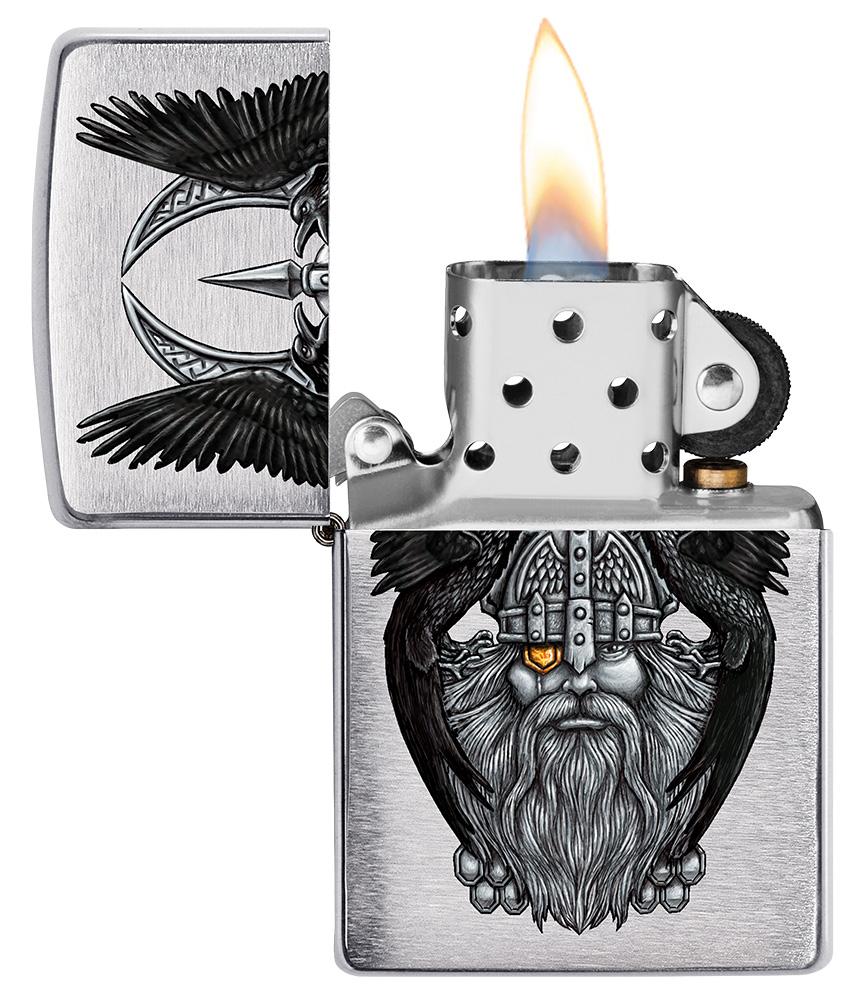 Frontansicht Zippo Feuerzeug Chrome gebürstet mit Göttervater Odin Kopf geöffnet mit Flamme