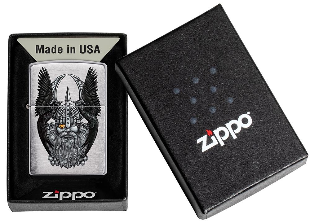 Frontansicht Zippo Feuerzeug Chrome gebürstet mit Göttervater Odin Kopf in geöffneter Geschenkverpackung