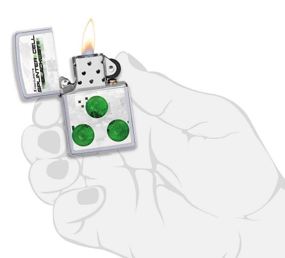 Frontansicht Zippo Feuerzeug Chrome gebürstet Tom Clancys Splinter Cell® mit Motiv geöffnet mit Flamme in stilisierter Hand