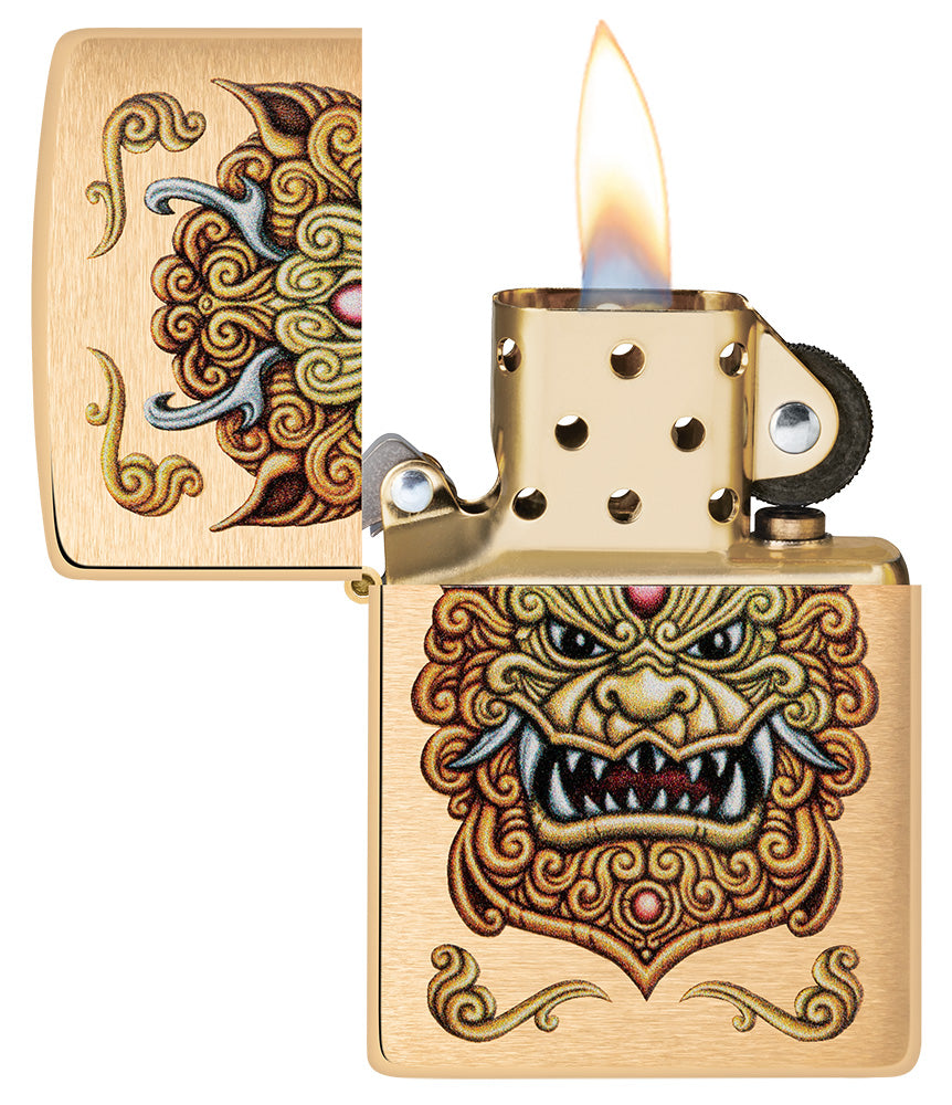 Frontansicht des offenen Zippo Feuerzeugs Foo Dog Design, mit Flamme, die einen kaiserlichen goldenen Löwen im Stil der chinesischen Kunst zeigt.