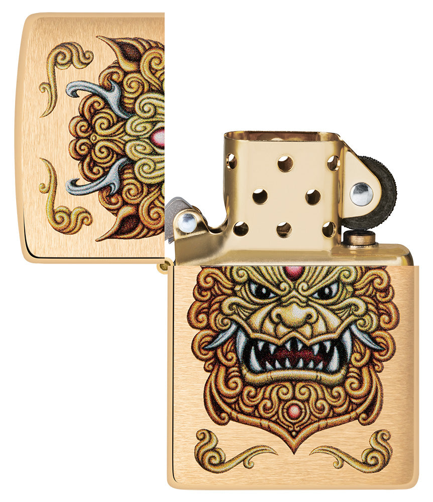 Frontansicht des geöffneten Zippo Windproof Feuerzeugs Foo Dog Design, ohne Flamme, mit einem kaiserlichen goldenen Löwen im Stil der chinesischen Kunst.