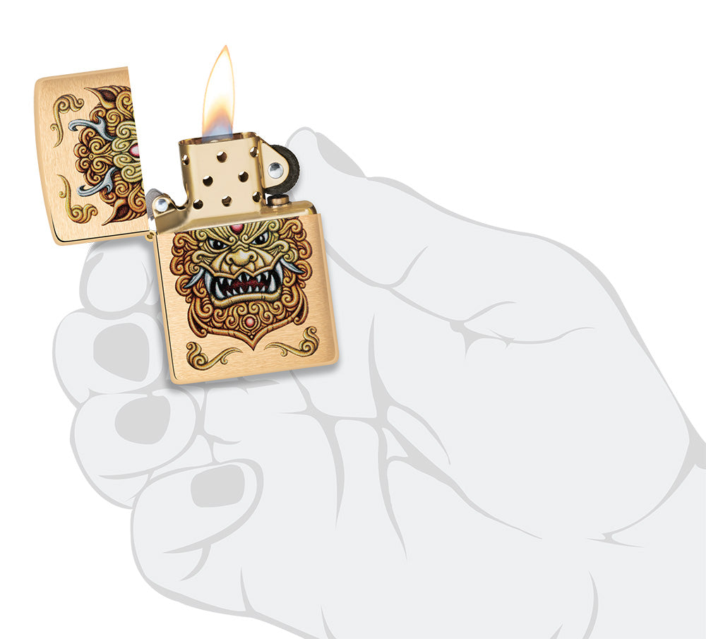 Zippo winddichtes Feuerzeug Foo Dog Design in einer Hand, um die Größe des Feuerzeugs darstellen, zeigt eine kaiserliche goldene Löwen im Stil der chinesischen Kunst.