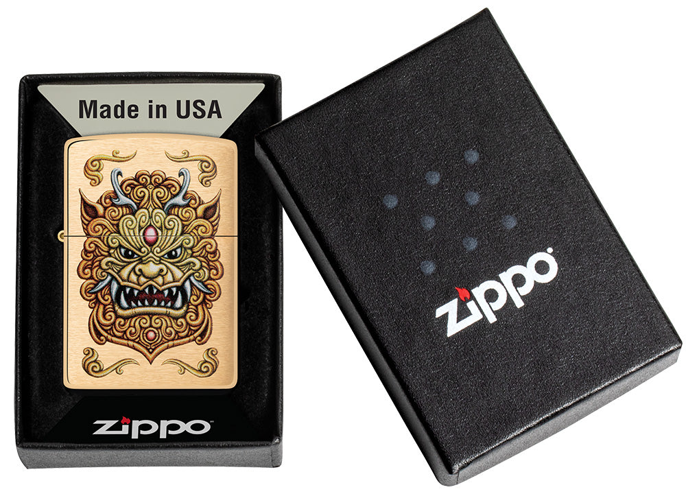 Zippo winddichtes Feuerzeug Foo Dog Design in seiner Geschenkbox, die einen kaiserlichen goldenen Löwen im Stil der chinesischen Kunst zeigt.