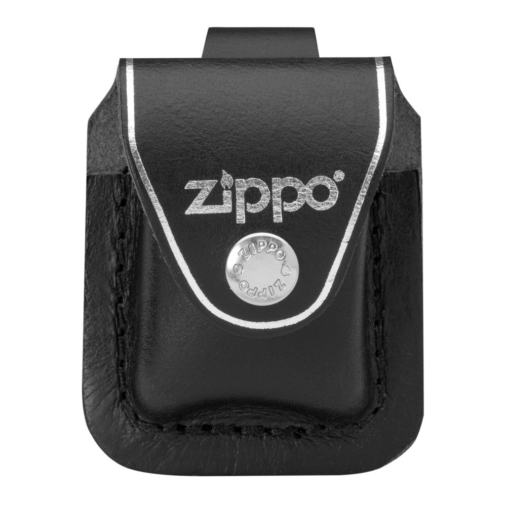 Frontansicht Zippo Lederpouch schwarz mit Zippo Logo und Druckknopf