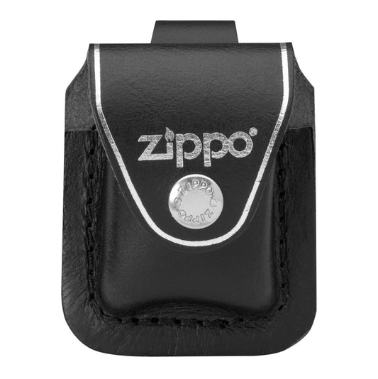 Frontansicht Zippo Lederpouch schwarz mit Zippo Logo und Druckknopf