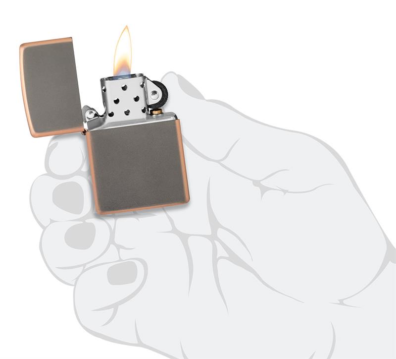 Ein Zippo-Feuerzeug mit geöffneter Klappe brennt mit einer Flamme, während es von einer gezeichneten Hand in einem einfachen, weißen Hintergrund gehalten wird.