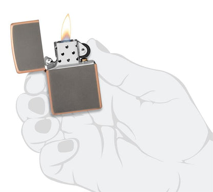 Ein Zippo-Feuerzeug mit geöffneter Klappe brennt mit einer Flamme, während es von einer gezeichneten Hand in einem einfachen, weißen Hintergrund gehalten wird.