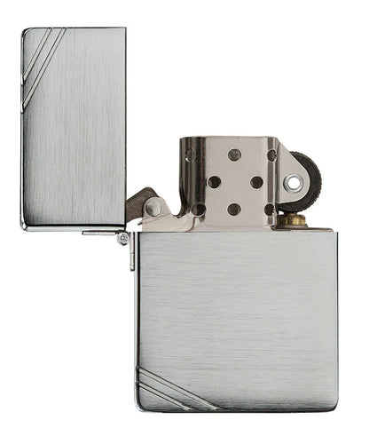 Zippo Feuerzeug 1935 Replica Frontansicht geöffnet in gebürsteter Chrom Optik mit gravierten Schrägstrichen an gegenüberliegenden Ecken