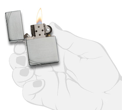 Zippo Feuerzeug 1935 Replica Frontansicht geöffnet und angezündet in gebürsteter Chrom Optik mit gravierten Schrägstrichen an gegenüberliegenden Ecken in stilisierter Hand