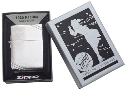 Zippo Feuerzeug 1935 Replica Frontansicht in gebürsteter Chrom Optik mit gravierten Schrägstrichen an gegenüberliegenden Ecken in offener schwarz grauer Geschenkverpackung
