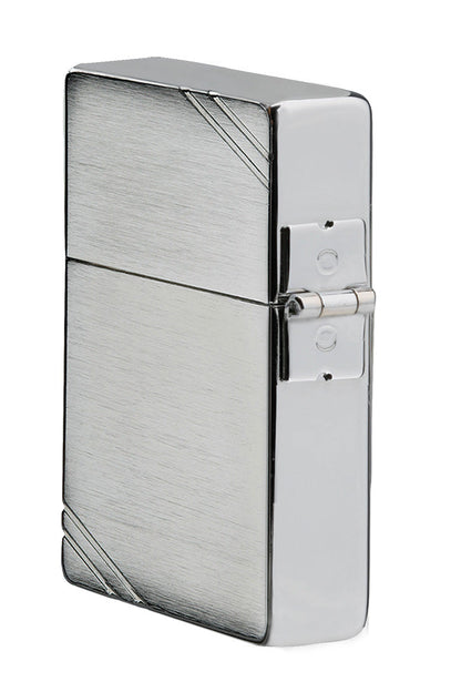 Zippo Feuerzeug 1935 Replica Seitenansicht in gebürsteter Chrom Optik mit gravierten Schrägstrichen an gegenüberliegenden Ecken