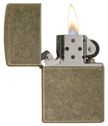 Ein offenes Zippo-Feuerzeug mit brennender Flamme zeigt sein metallisches, perforiertes Innenleben vor einem neutralen Hintergrund.