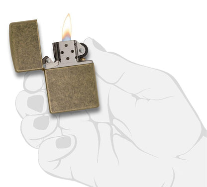 Ein geöffneter Zippo-Feuerzeug brennt mit einer Flamme, während es von einer skizzierten Hand gehalten wird, auf einem weißen Hintergrund.