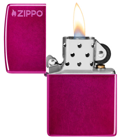 Klassisch in Candy-Himbeerrot mit Zippo Logo
