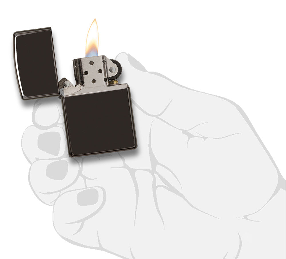 Zippo Feuerzeug Basismodell schwarz hochglanz geöffnet mit Flamme in stilisierter Hand