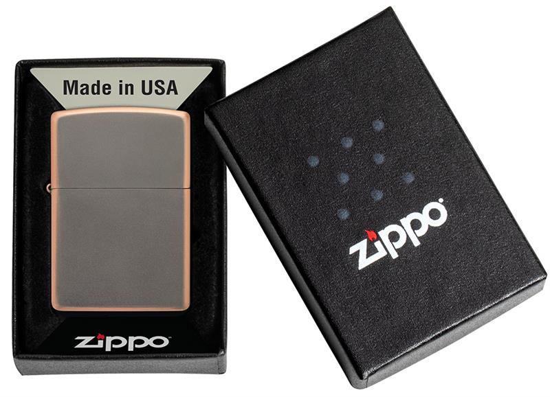 Ein Metallfeuerzeug von Zippo liegt geöffnet in einer schwarzen Schachtel mit der Aufschrift "Made in USA" und "Zippo".