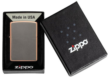 Ein Metallfeuerzeug von Zippo liegt geöffnet in einer schwarzen Schachtel mit der Aufschrift "Made in USA" und "Zippo".