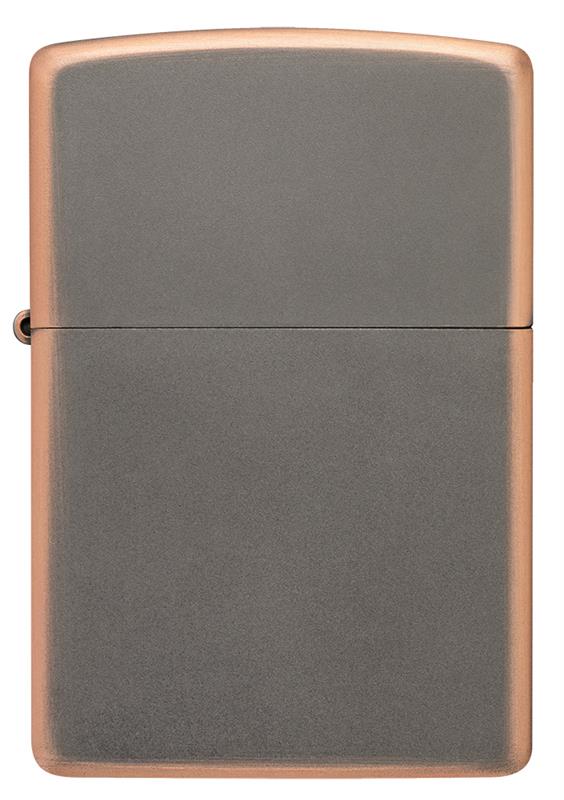 Ein Metallfeuerzeug der Marke Zippo, in mattem Grau mit kupferfarbenem Rand, steht aufrecht vor einem einfachen, weißen Hintergrund.