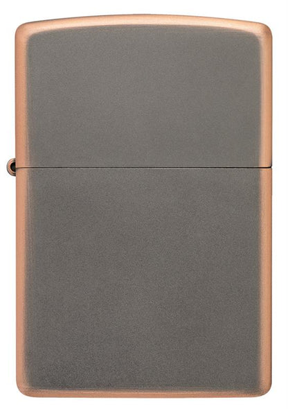 Ein Metallfeuerzeug der Marke Zippo, in mattem Grau mit kupferfarbenem Rand, steht aufrecht vor einem einfachen, weißen Hintergrund.