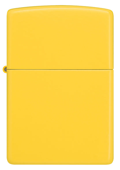 Ein gelbes Zippo-Feuerzeug steht aufrecht in einer neutralen, leeren Umgebung, ohne sichtbare Beschriftung oder Verzierungen, und zeigt seine charakteristische rechteckige Form mit abgerundeten Kanten.