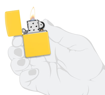 Ein gelbes Zippo-Feuerzeug brennt mit offener Flamme, gehalten von einer gezeichneten Hand auf einem weißen Hintergrund.