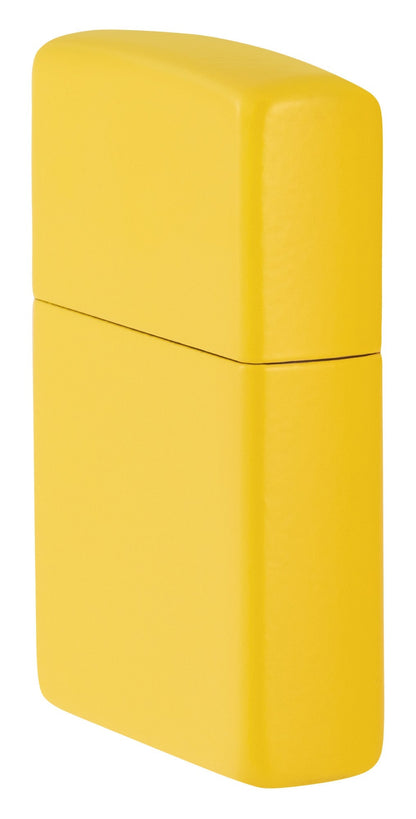 Ein gelbes, glänzendes Zippo-Feuerzeug steht aufrecht vor einem weißen Hintergrund und zeigt sein schlichtes, modernes Design ohne sichtbare Verzierungen oder Text.