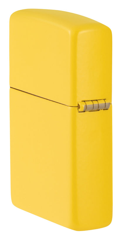 Ein gelbes Zippo-Feuerzeug steht geschlossen und zeigt seine rechteckige Form mit silbernem Scharnier in einem neutralen, weißen Hintergrund.