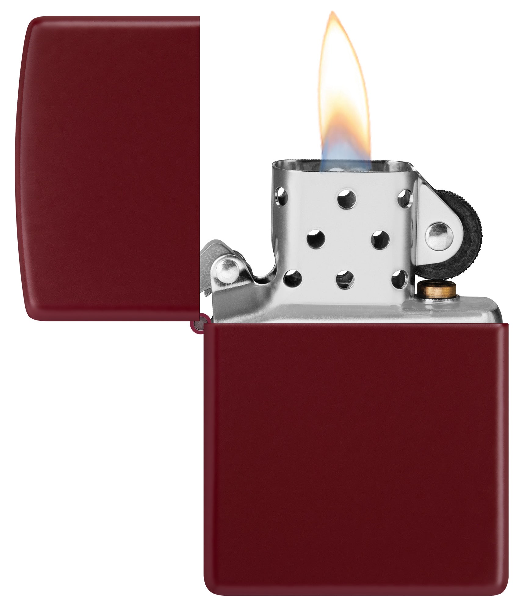 Ein rotes Zippo-Feuerzeug mit geöffneter Kappe und brennender Flamme, das auf einem weißen Hintergrund steht.