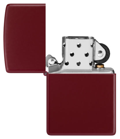 Ein rotes Zippo-Feuerzeug mit geöffnetem Deckel zeigt metallene Innenteile und einen schwarzen Feuerstein vor weißem Hintergrund.
