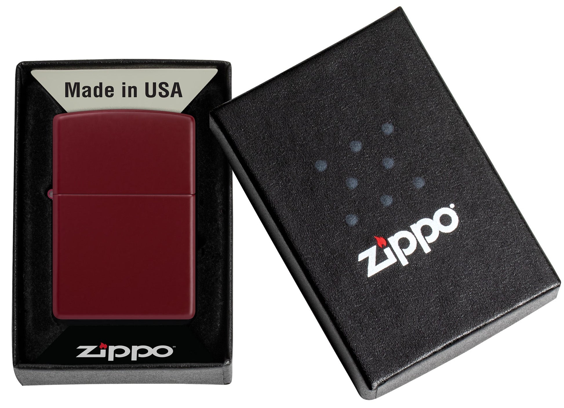 Ein weinrotes Zippo-Feuerzeug liegt in einer offenen schwarzen Schachtel mit der Aufschrift "Made in USA" und "Zippo".