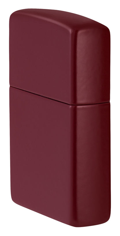 Ein rotes Zippo-Feuerzeug steht aufrecht ohne sichtbares Design oder Detail in neutraler Umgebung.
