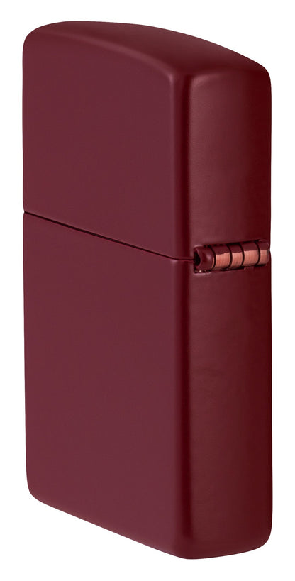 Ein dunkelrotes Zippo-Feuerzeug steht geschlossen aufrecht, mit einem glänzenden Finish und Scharnieren an der Seite, vor einem weißen Hintergrund.