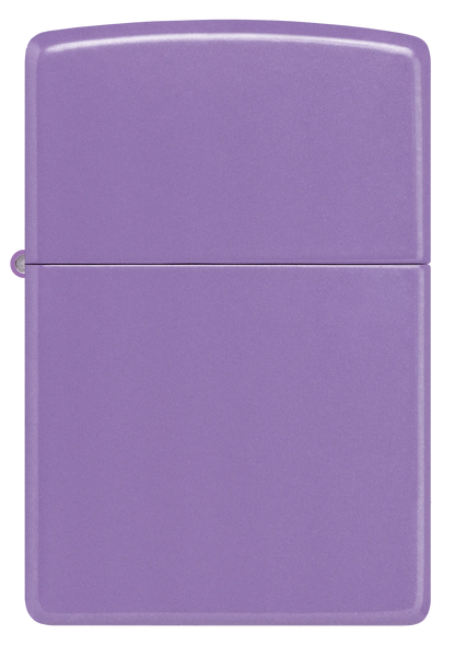 Ein lilafarbenes Feuerzeug von Zippo steht geschlossen und glänzt in einem gleichmäßig beleuchteten, neutralen Hintergrund.