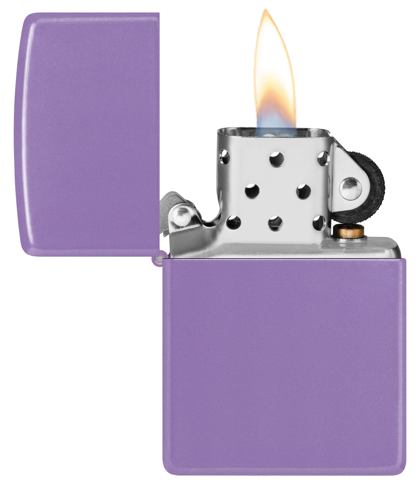 Ein lila Zippo-Feuerzeug mit offener Kappe erzeugt eine Flamme, während es in einem neutralen, weißem Hintergrund steht.