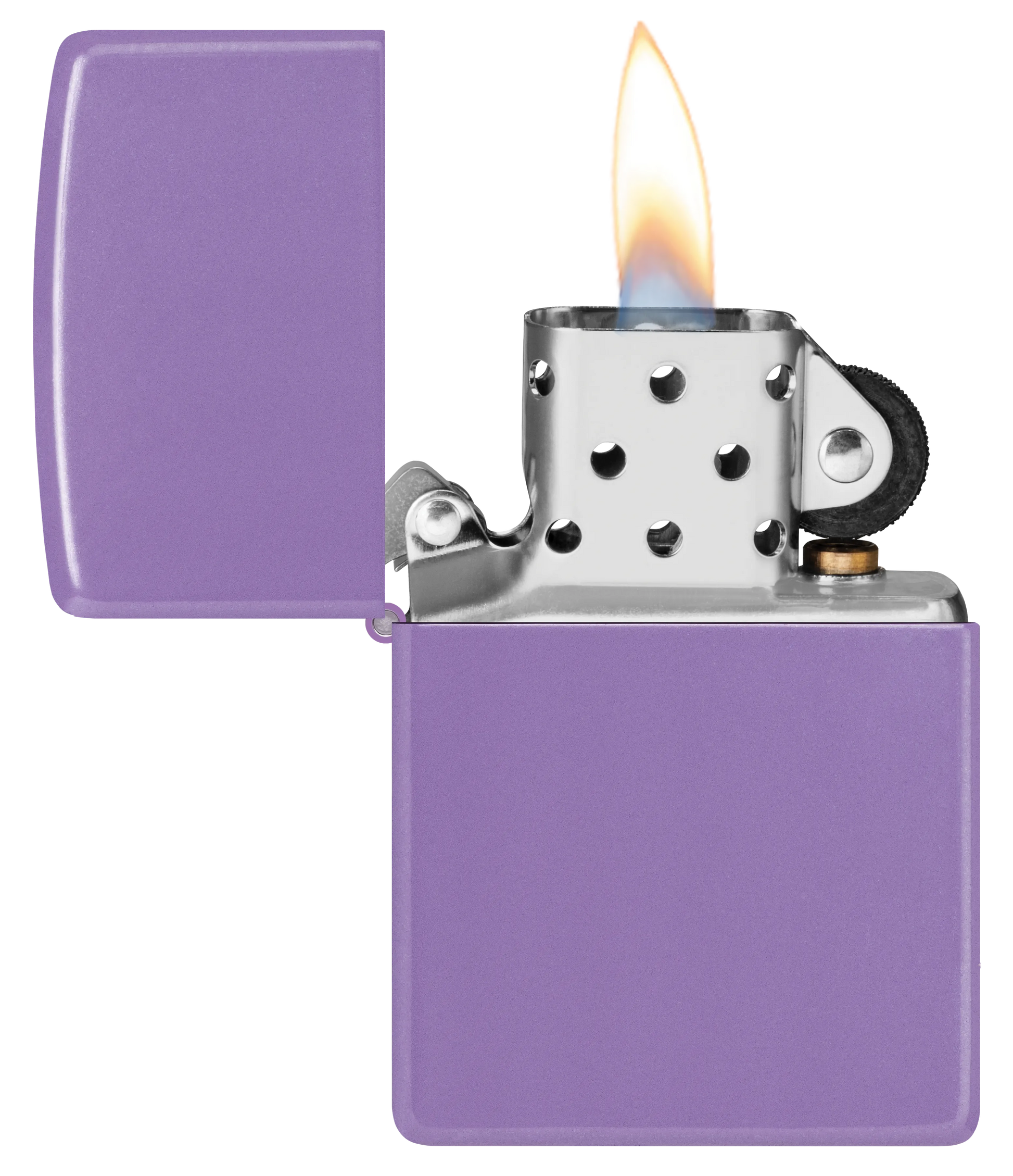 Ein lila Zippo-Feuerzeug mit offener Kappe erzeugt eine Flamme, während es in einem neutralen, weißem Hintergrund steht.