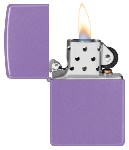 Ein lila Zippo-Feuerzeug mit offener Kappe erzeugt eine Flamme, während es in einem neutralen, weißem Hintergrund steht.