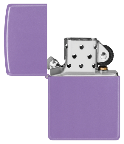 Ein lila Zippo-Feuerzeug steht offen, zeigt den metallischen Innenmechanismus, umgeben von einem schlichten, einfarbigen Hintergrund.