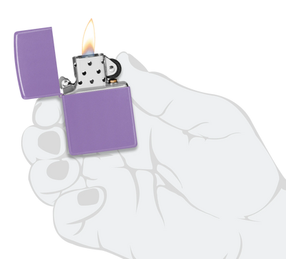 Ein lila Zippo-Feuerzeug wird in einer grauen Hand gehalten, während es mit einer orange-gelben Flamme brennt.