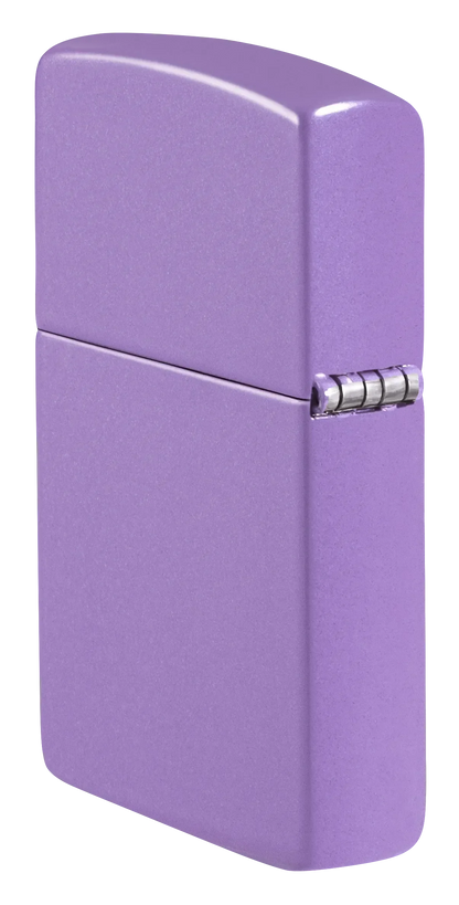 Ein lila Zippo-Feuerzeug steht geschlossen mit sichtbarem Scharnier in einem einfachen, neutralen Hintergrund.