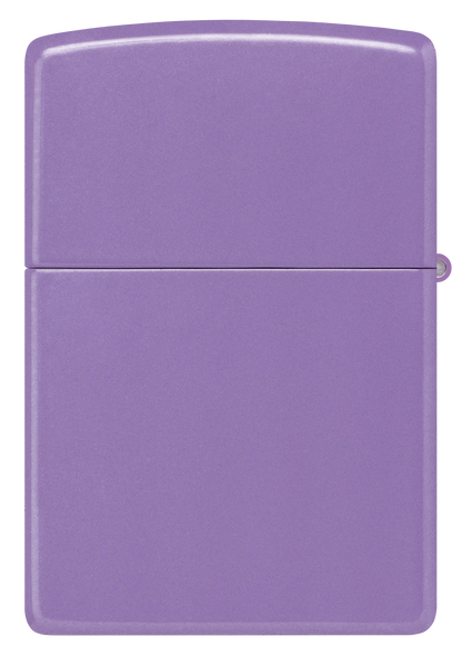 Ein lila Zippo-Feuerzeug steht vor einem neutralen Hintergrund und präsentiert seine rechteckige Form und glatte Oberfläche ohne zusätzliche Details oder Muster.
