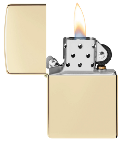 Ein goldenes Zippo-Feuerzeug brennt mit einer leuchtenden Flamme in einem schlichten, minimalistisch gestalteten Raum.