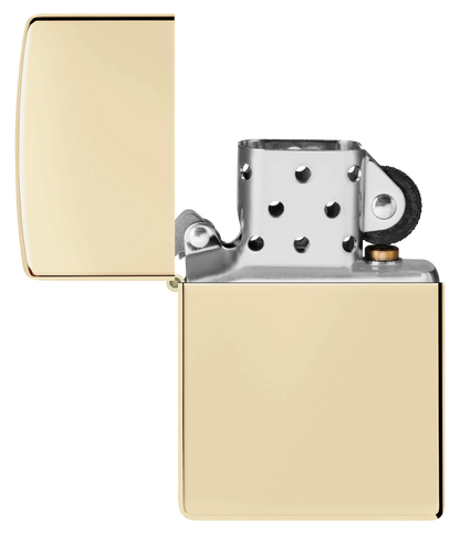 Ein goldfarbenes Zippo-Feuerzeug mit geöffnetem Deckel und sichtbarem Zündmechanismus steht isoliert auf einem weißen Hintergrund.