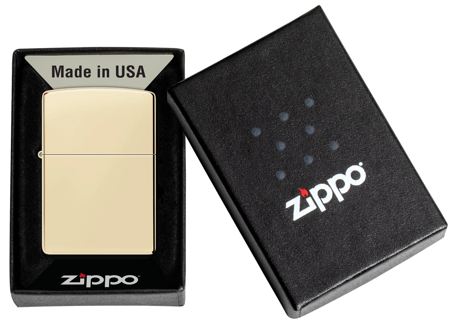 Ein goldfarbenes Zippo-Feuerzeug liegt geöffnet in einer schwarzen Schachtel mit der Aufschrift "Made in USA" und "Zippo", daneben der passende Schachteldeckel.