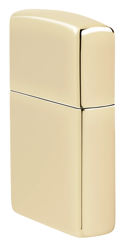 Ein glänzendes, goldfarbenes Zippo-Feuerzeug steht geschlossen, ohne sichtbare Gravur oder Design, vor einem neutralen, weißen Hintergrund.