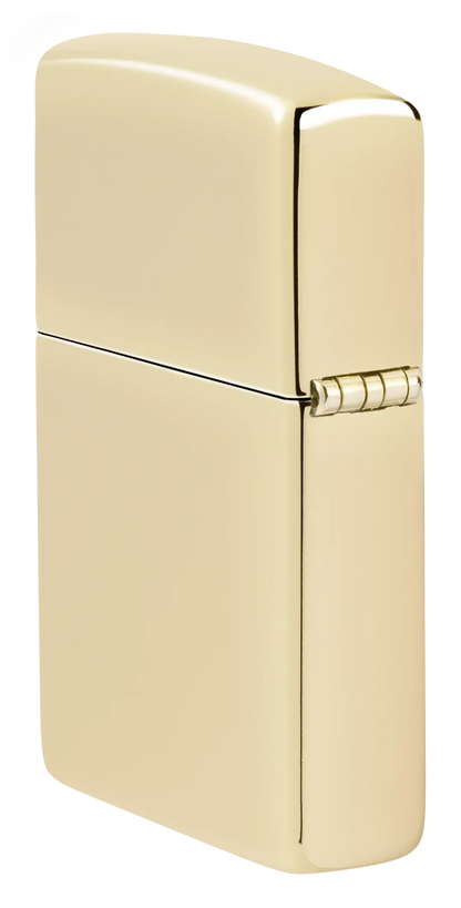 Ein glänzendes, goldenes Zippo-Feuerzeug mit geschlossenem Deckel und metallischem Scharnier steht vor einem weißen Hintergrund.