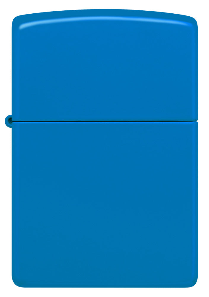 Ein schlichtes, blaues Zippo-Feuerzeug steht geschlossen in einem minimalistischen, neutralen Hintergrund.