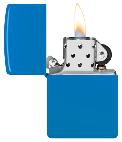 Ein blauer Zippo-Feuerzeug brennt mit einer sichtbaren Flamme, während der Deckel geöffnet ist.