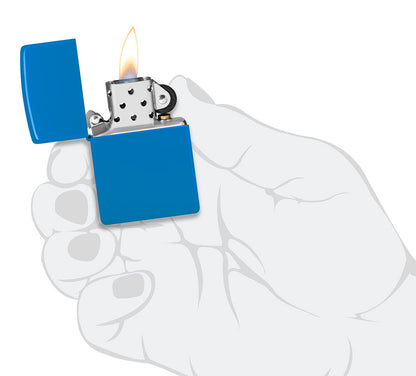 Ein blaues Zippo-Feuerzeug brennt mit offener Flamme, gehalten von einer gezeichneten Hand vor weißem Hintergrund.